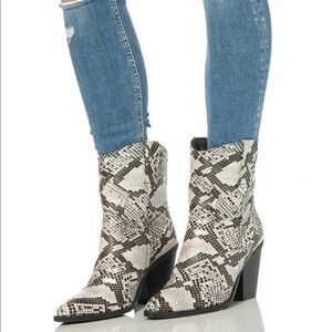 Zodiac Ramona Booties Sz 7.5 **NWOT**